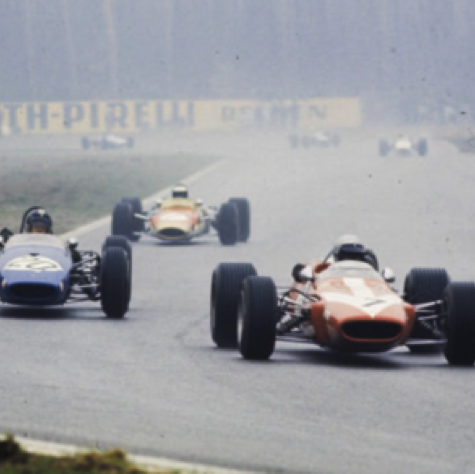 Jim derrière Chris Irwin sur Lota T100 et Chris Lambert sur Brabham BT 23C
© R. Schlegelmich